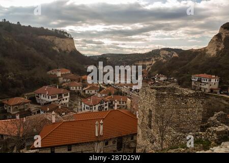 Vista di Melnik - la più piccola città della Bulgaria situata ai piedi della catena montuosa Pirin Foto Stock