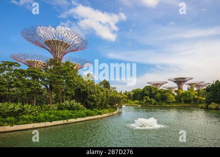 Singapore, Singapore - 6 febbraio 2020: Scenario di giardini vicino alla baia con Flower Dome, Cloud Forest e Supertree Grove alla baia del porto turistico di notte Foto Stock