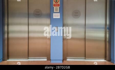 MANISES, VALENCIA/SPAGNA Ottobre 7 2018 - Ascensore ospedaliero a porte chiuse Foto Stock