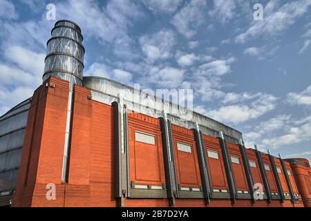 Facciata di un edificio rinnovato di un vecchio birrificio nella città di Poznan Foto Stock