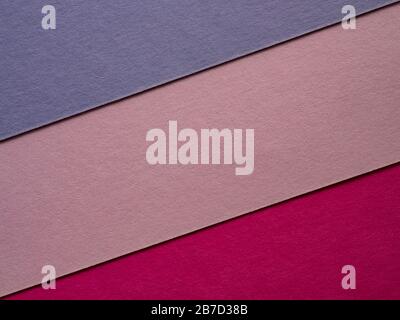 Set di fogli di carta multi-hue. Fogli di carta multicolore impilati l'uno sull'altro, formando uno sfondo in colori pastello. Molto spazio per Foto Stock