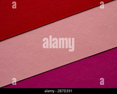 Set di fogli di carta multi-hue. Fogli di carta multicolore impilati l'uno sull'altro, formando uno sfondo in colori pastello. Molto spazio per Foto Stock