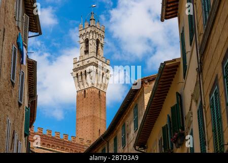 Torre del Mangia, il campanile o campanile, adiacente al Palazzo pubblico (Municipio) visto da Via Giovanni Duprè, Siena, Toscana, Italia Foto Stock