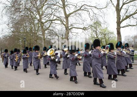 Le Guardie Irlandesi marciano lungo la Birdcage Walk durante la sfilata del giorno di San Patrizio, sulla loro strada per il Guards Memorial a St James's Park, Londra. Foto Stock