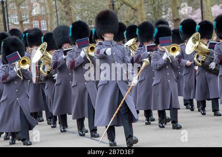 Le Guardie Irlandesi marciano lungo la Birdcage Walk durante la sfilata del giorno di San Patrizio, sulla loro strada per il Guards Memorial a St James's Park, Londra. Foto Stock