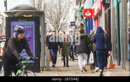 Brighton UK 15 marzo 2020 - Gli Acquirenti in vigore nel centro di Brighton oggi nonostante la pandemia Coronavirus COVID-19. Il governo britannico ha spostato il paese nella fase ritardata di affrontare il virus mentre alcuni paesi in Europa, tra cui Italia, Francia e Spagna, hanno preso misure più severe : Credit Simon Dack / Alamy Live News Foto Stock