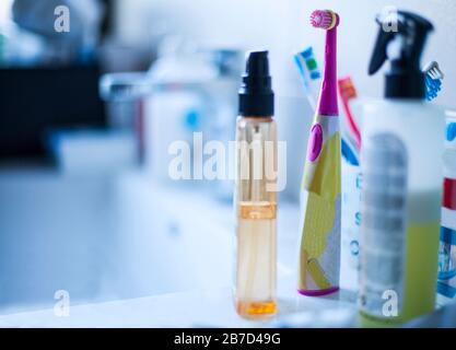 Pulizia dei denti al mattino con lo spazzolino Foto Stock