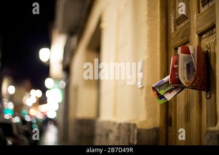 Pubblicità nella casella di posta notturna di notte in città con luci sfocate Foto Stock