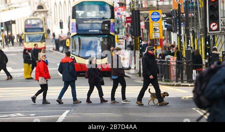 Brighton UK 15 marzo 2020 - Gli Acquirenti in vigore nel centro di Brighton oggi nonostante la pandemia Coronavirus COVID-19. Il governo britannico ha spostato il paese nella fase ritardata di affrontare il virus mentre alcuni paesi in Europa, tra cui Italia, Francia e Spagna, hanno preso misure più severe : Credit Simon Dack / Alamy Live News Foto Stock