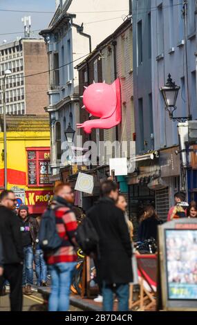 Brighton UK 15 marzo 2020 - Gli Acquirenti in vigore nel centro di Brighton oggi nonostante la pandemia Coronavirus COVID-19. Il governo britannico ha spostato il paese nella fase ritardata di affrontare il virus mentre alcuni paesi in Europa, tra cui Italia, Francia e Spagna, hanno preso misure più severe : Credit Simon Dack / Alamy Live News Foto Stock