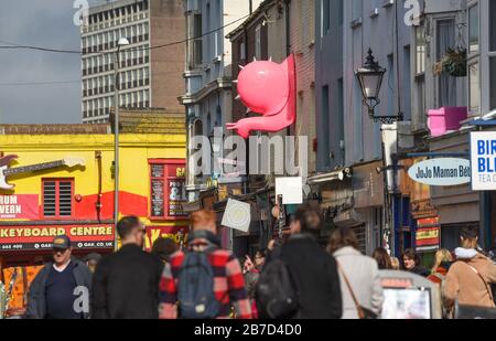 Brighton UK 15 marzo 2020 - Gli Acquirenti in vigore nel centro di Brighton oggi nonostante la pandemia Coronavirus COVID-19. Il governo britannico ha spostato il paese nella fase ritardata di affrontare il virus mentre alcuni paesi in Europa, tra cui Italia, Francia e Spagna, hanno preso misure più severe : Credit Simon Dack / Alamy Live News Foto Stock