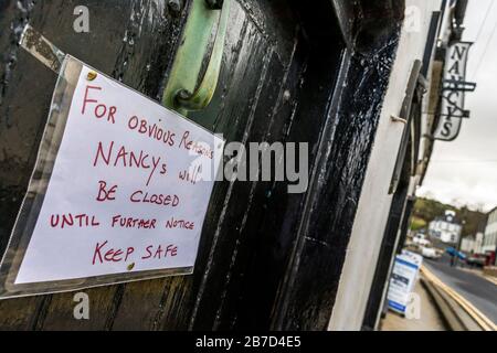 Ardara, Contea di Donegal, Irlanda. 15 marzo 2020. L'iconico Nancy's Bar è chiuso a causa di Coronavirus, Covid-19, nel villaggio nord-ovest. La chiusura fino a nuovo avviso è stata fatta volontariamente dal titolare. L'immagine mostra un cartello scritto a mano sullo sportello anteriore della barra. Foto Stock