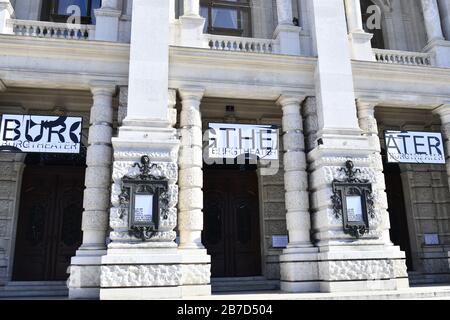 Vienna, Austria. 15 Mar 2020. Il governo austriaco limiterà la ristorazione e la vendita al dettaglio a partire da lunedì. Chiudere i negozi che non sono necessari per la fornitura. Negozi di alimentari, farmacie, banche, tabacchi, distributori di benzina e altri negozi rimangono aperti. Il Burgtheater, come tutte le istituzioni culturali, ha chiuso. Credit: Franz Perc / Alamy Live News Foto Stock