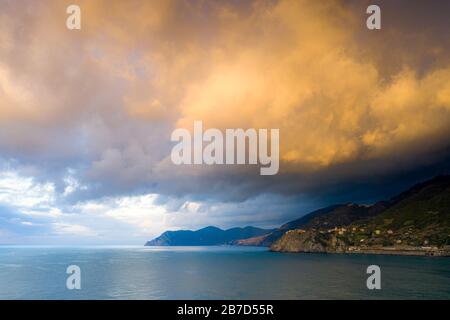 Cielo nuvoloso all'alba sul Parco Nazionale delle cinque Terre, provincia la Spezia, Liguria, Italia Foto Stock