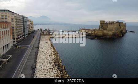 Napoli, CAMPANIA, ITALIA. 15 maggio 2019. 3/14/2020 Napoli, durante il primo fine settimana dopo la chiusura di tutti gli esercizi di utilità non pubblica rilasciati dal governo centrale per combattere la pandemia del virus covid-19 Credit: Fabio Sasso/ZUMA Wire/Alamy Live News Foto Stock