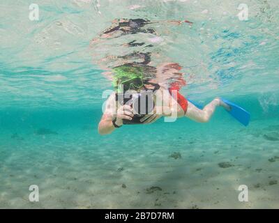 Fotografo subacqueo snorkeling al largo della Coral Coast, Mauritius, Africa Foto Stock