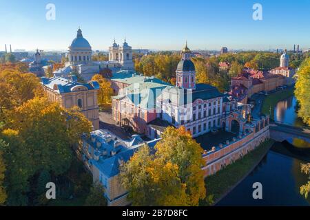 Alexander Nevsky Lavra nell'autunno d'oro (fotografia aerea). San Pietroburgo, Russia Foto Stock