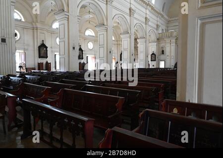 Colombo. 15 Mar 2020. Foto scattata il 15 marzo 2020 mostra una vista di una chiesa chiusa a Colombo, capitale dello Sri Lanka. Il governo dello Sri Lanka ha dichiarato domenica 16 marzo un giorno festivo dopo che il numero di casi confermati COVID-19 è salito a 10. Tutte le aziende e i negozi saranno chiusi e le persone sono state invitate a rimanere al chiuso. Le scuole sono chiuse fino ad aprile 20. Credit: A. Hapuarachchi/Xinhua/Alamy Live News Foto Stock