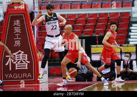 Funabashi Arena, Chiba, Giappone. 14 Marzo 2020. (Da L a R) Ryan Rossiter (Brex), Michael Parker (Jets), 14 MARZO 2020 - Pallacanestro : 2019-20 B.LEAGUE B1 gioco tra Chiba Jets 80-88 Utsunomiya Brex alla Funabashi Arena, Chiba, Giappone. Credit: Yutaka/AFLO SPORT/Alamy Live News Foto Stock