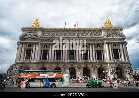 Parigi, Francia - 02 giugno 2017: Facciata del Palais Garnier. Accademia nazionale di musica. Opera balletto teatro edificio. Monumento storico. Architettura e struttura. Capolavoro architettonico. Visita guidata. Foto Stock