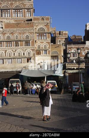 Yemenis nella città vecchia, Sana'a, Yemen Foto Stock