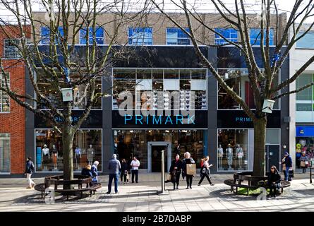 Una vista del moderno negozio di fronte al negozio Primark a Gentlemans Walk nel centro della città di Norwich, Norfolk, Inghilterra, Regno Unito, Europa. Foto Stock