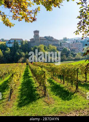 Levitano Rangone e le sue vigne in autunno. Provincia di Modena, Emilia Romagna, Italia. Foto Stock