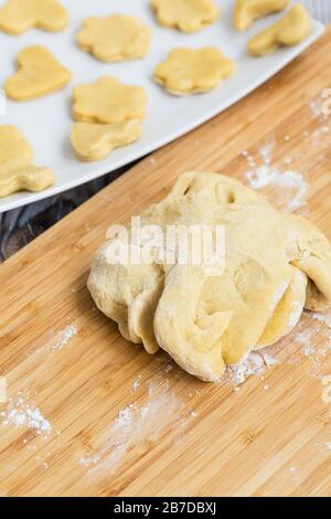 Cuore fatto in casa (/pasta a forma di fiore sul pannello di legno Foto Stock