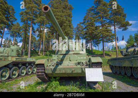 PAROLA, FINLANDIA - 10 GIUGNO 2017: British Medium Tank Charioteer MK7 modello B vista frontale ravvicinata. Museo dei veicoli blindati nella città di Parola Foto Stock