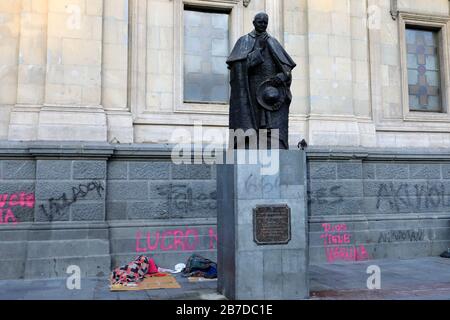 Graffiti sulla Statua del Cardinale Jose Maria Caro Rodriguez, Cattedrale Metropolitana di Santiago, Plaza de Armas, Regione Metropolitana, Santiago C. Foto Stock