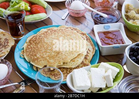 Tradizionale tavolo turco per la colazione con crepe. Foto Stock