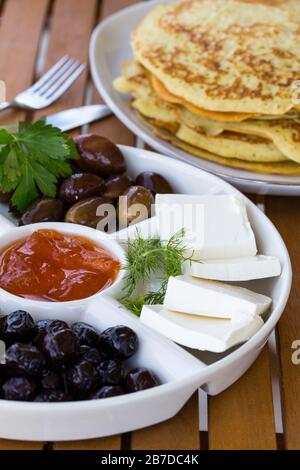 Tradizionale tavolo turco per la colazione con crepe. Foto Stock