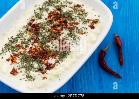 Insalata con yogurt, patate e cetrioli Foto Stock