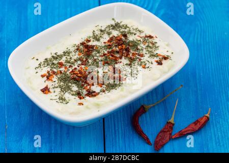 Insalata con yogurt, patate e cetrioli Foto Stock