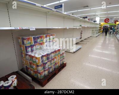 Sheerness, Kent, Regno Unito. 15 Mar 2020. Grandi scaffali vuoti in Tesco Sheerness - quasi l'intera navata dove i rotoli di servizi igienici sono solitamente situati - a causa di acquisto di panico coronavirus. Credit: James Bell/Alamy Live News Foto Stock