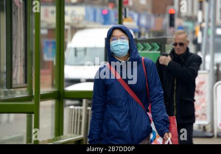 Due giovani donne con maschere facciali durante l'epidemia di Corona Virus, Foto Stock