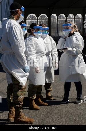 New Rochelle, Stati Uniti. 14 Marzo 2020. I membri della Guardia Nazionale degli Stati Uniti sono informati da un New York state Department of Health Administrators sui protocolli di sicurezza dopo essere stati chiamati ad assistere nella lotta contro il COVID-19, lo scoppio del coronavirus 14 marzo 2020 a New Rochelle, New York. Crediti: Sean Madden/Planetpix/Alamy Live News Crediti: Planetpix/Alamy Live News Foto Stock