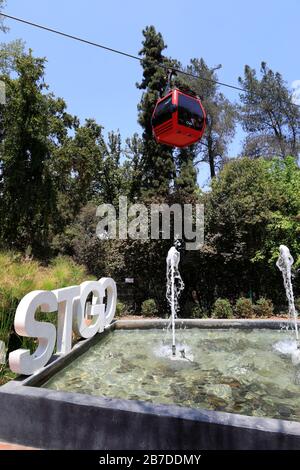 La Funivia Fino Alla Stazione Oasis, Cerro San Cristóbal, Santiago City, Cile. Foto Stock