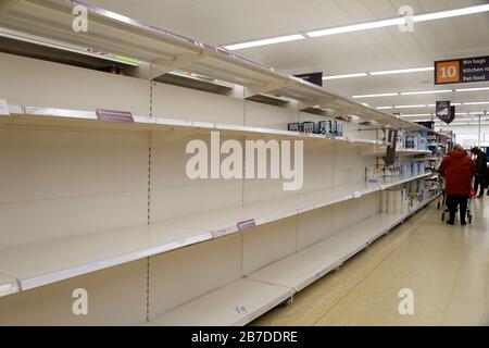 Scaffali di carta igienica vuoti, in Supermarket Foto Stock