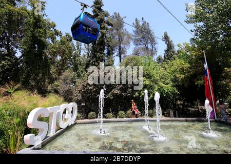 La Funivia Fino Alla Stazione Oasis, Cerro San Cristóbal, Santiago City, Cile. Foto Stock