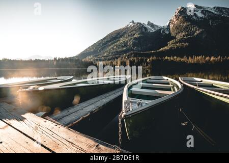 Nebbiosa mattina d'estate sul lago Hintersee nelle Alpi austriache. Foto Stock