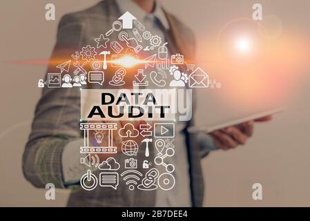 Segno di testo che mostra i dati Audit. Business photo testo verifica dei dati per valutare la sua qualità per uno scopo specifico Foto Stock
