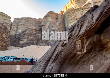 WADI RUM, GIORDANIA - 31 GENNAIO 2020: Lawrence di Arabia testa è scolpito nella pietra nel deserto di Wadi Rum, Giordania. Vista panoramica invernale, safari nel bellissimo regno Foto Stock