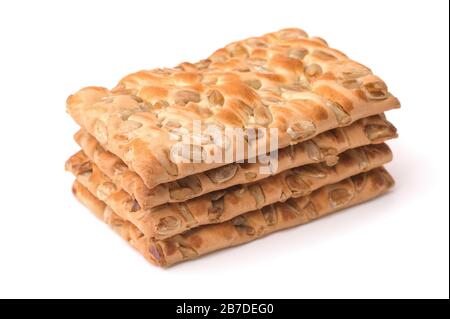 Pila di cracker di pane croccante di cereali isolati su bianco Foto Stock