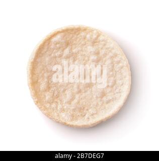Vista dall'alto del pane piatto rotondo di grano soffiato isolato su bianco Foto Stock