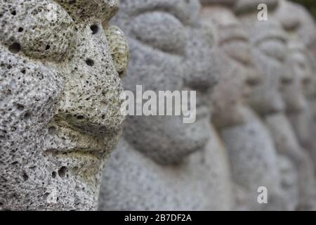 Statue di roccia di dol harebang a Jeju, Corea Foto Stock