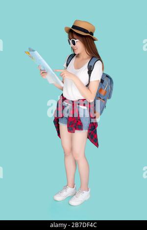 Bella felice giovane donna asiatica viaggio cercando e puntando una mappa di carta isolato su sfondo blu, asia ragazza viaggio di ricerca con direzione in vaca Foto Stock