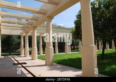 Colonnato decorativo al parco fluviale Turia di Valencia, Spagna. Il parco lungo 9 km è stato creato dopo che il fiume è stato dirottato per evitare inondazioni. Foto Stock