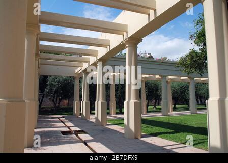 Colonnato decorativo al parco fluviale Turia di Valencia, Spagna. Il parco lungo 9 km è stato creato dopo che il fiume è stato dirottato per evitare inondazioni. Foto Stock