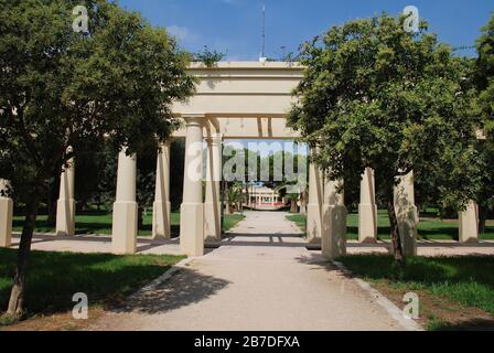 Colonnato decorativo al parco fluviale Turia di Valencia, Spagna. Il parco lungo 9 km è stato creato dopo che il fiume è stato dirottato per evitare inondazioni. Foto Stock